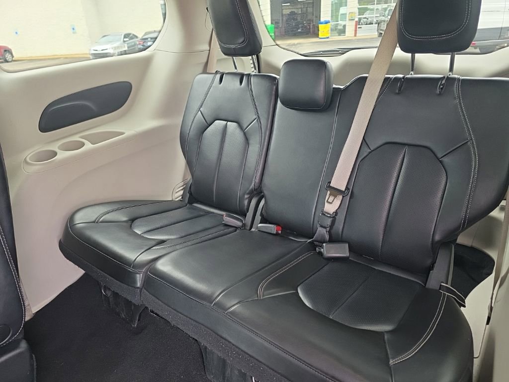 Used 2023 Chrysler Pacifica Touring-L FWD image 11