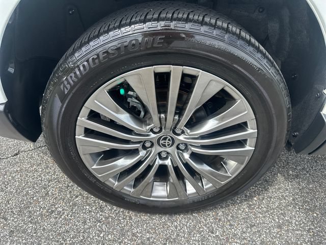 Used 2023 Toyota Venza XLE AWD/4WD image 11