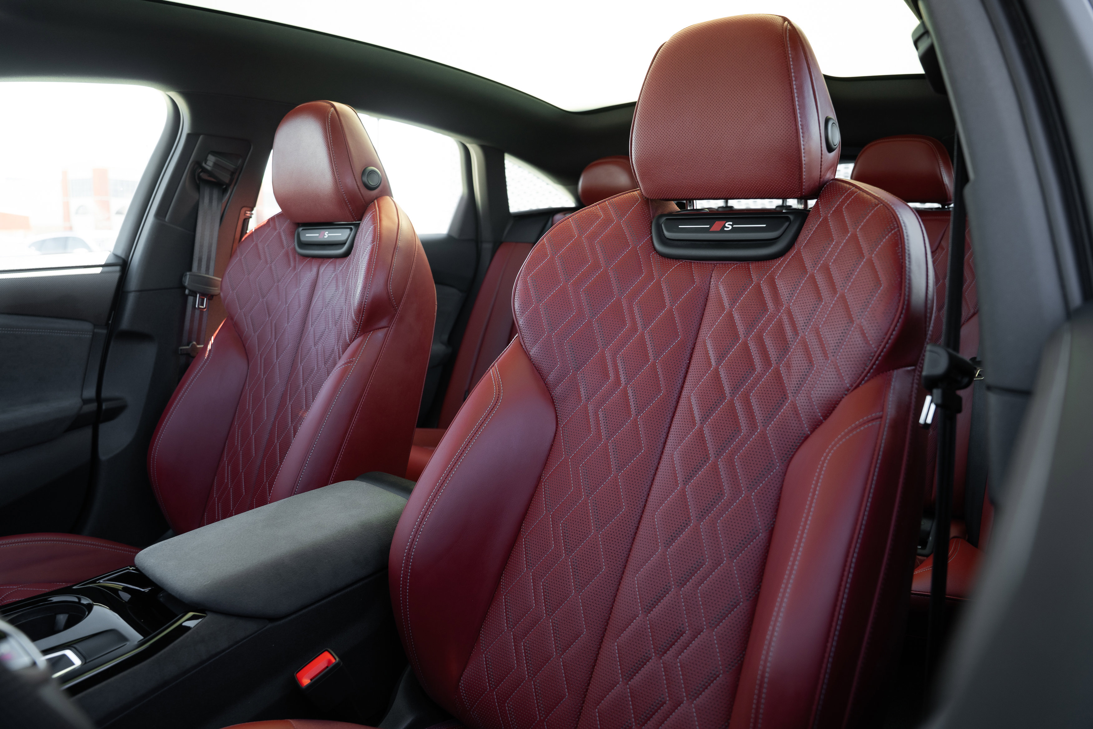 Certified 2025 Audi S6 e-tron Prestige w/ 21" Black Optic Package image 27