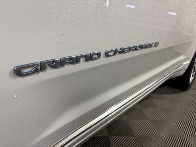 Used 2022 Jeep Grand Cherokee Summit w/ Luxury Tech Group V image 14