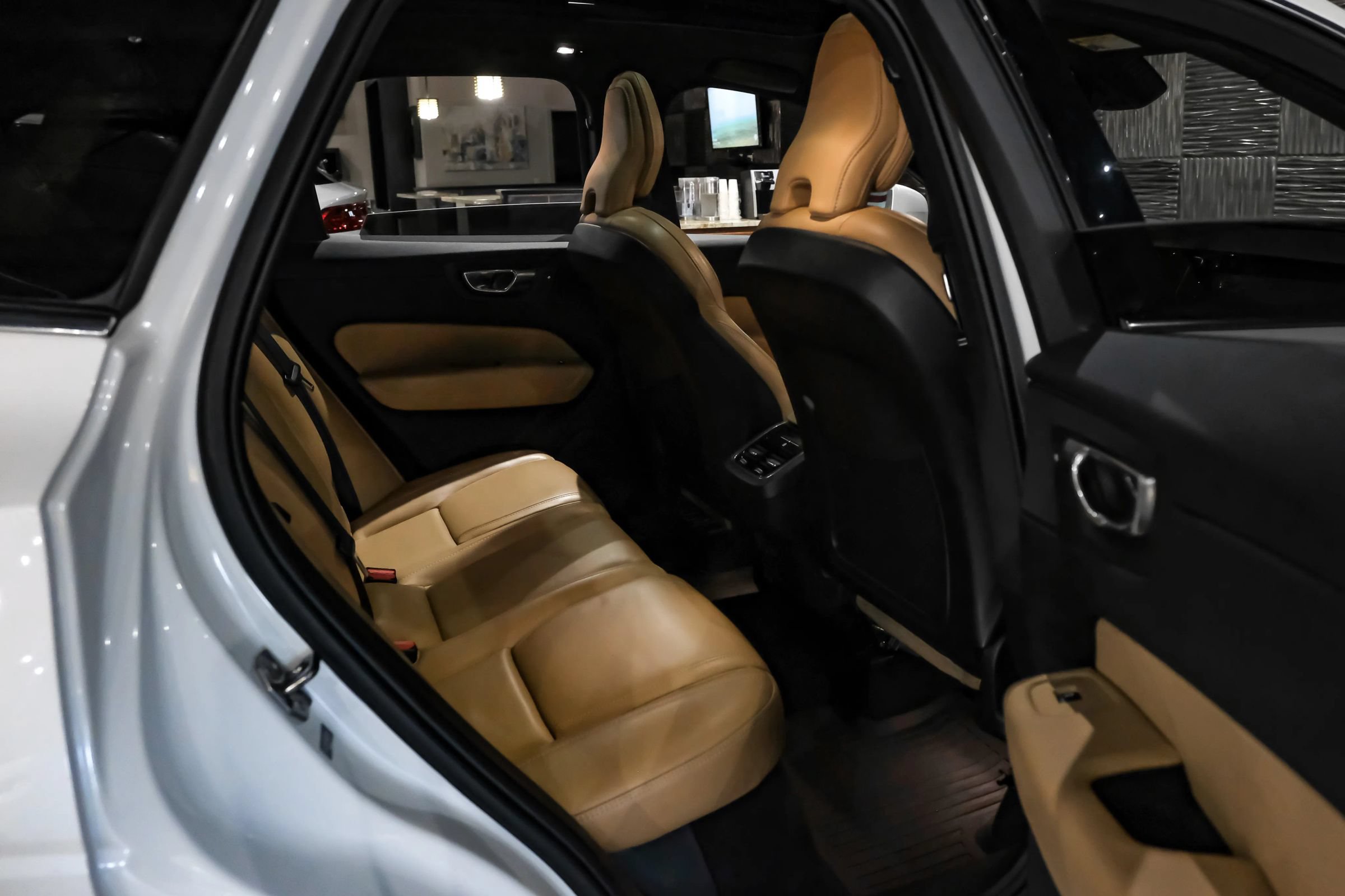 Used 2022 Volvo XC60 B5 Inscription w/ Advanced Package FWD image 31