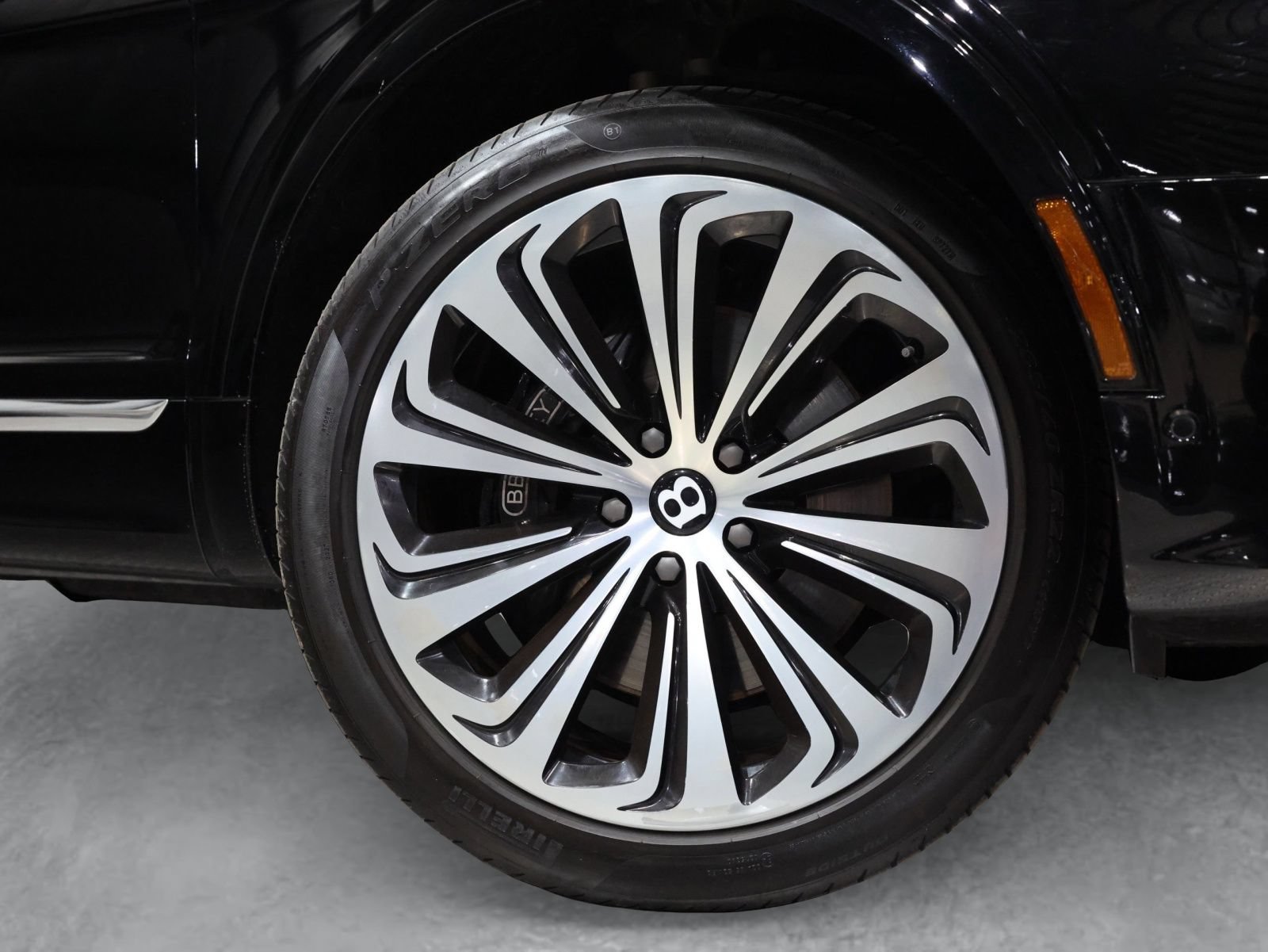 Used 2021 Bentley Bentayga w/ First Edition Specification AWD/4WD image 9