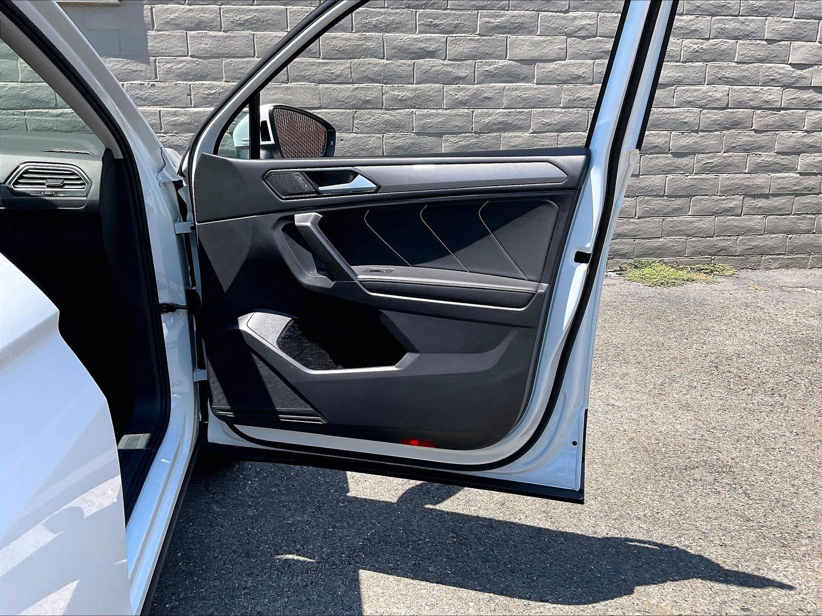 Certified 2022 Volkswagen Tiguan SE w/ Panoramic Sunroof Package AWD/4WD image 23