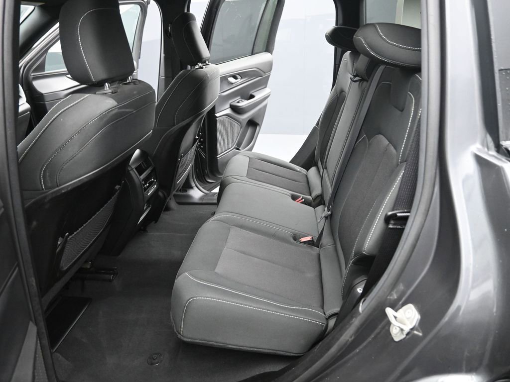 Used 2024 Jeep Grand Cherokee Laredo image 13