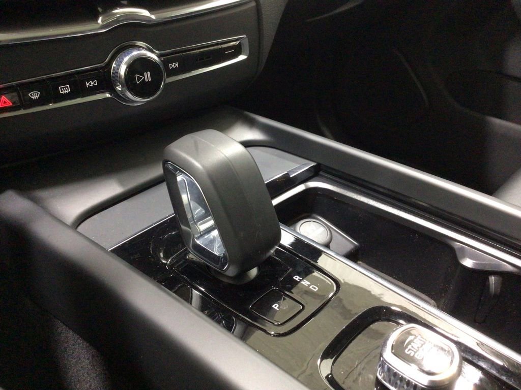 Used 2025 Volvo XC60 B5 Core image 12