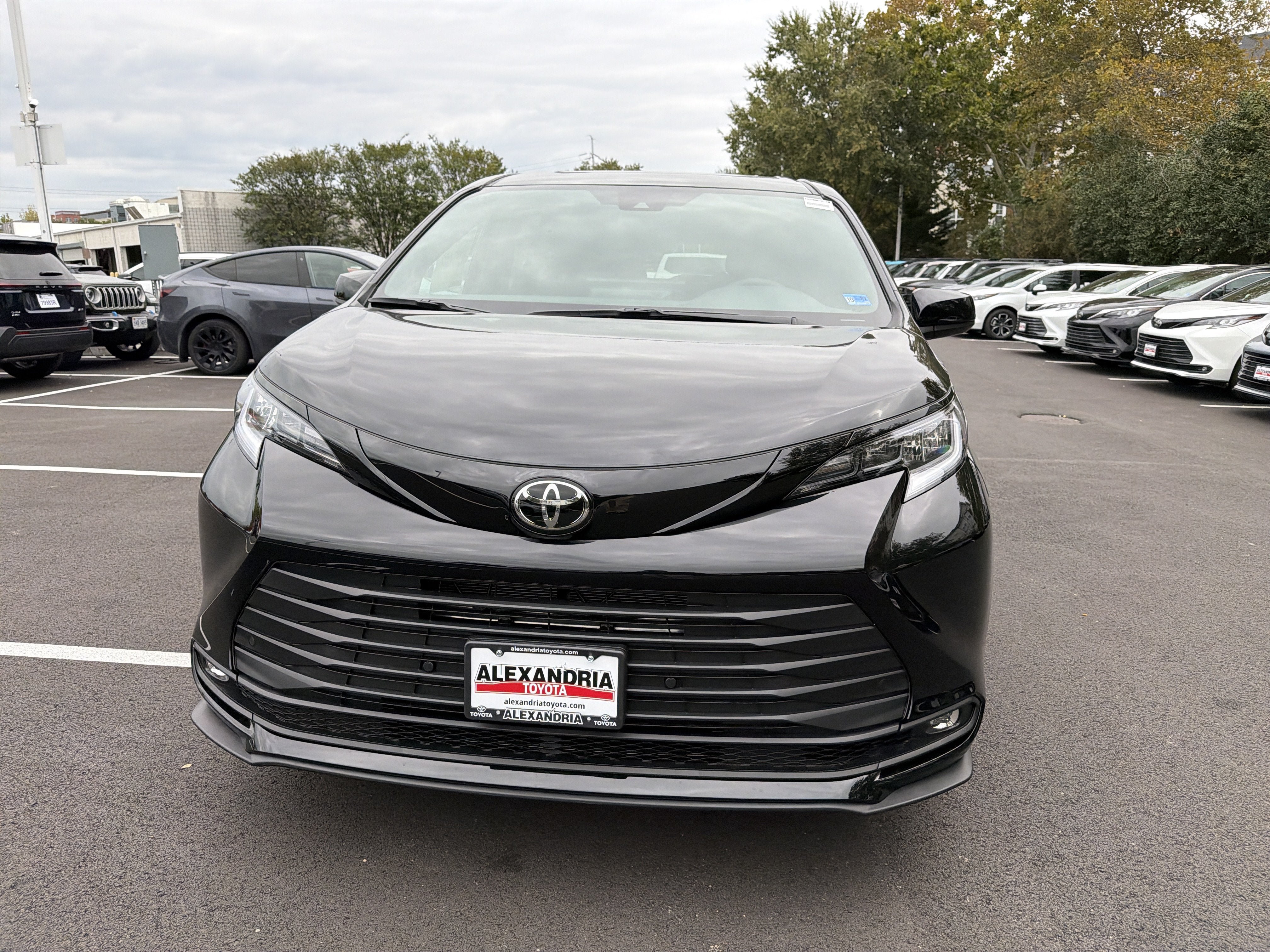 New 2026 Toyota Sienna AWD image 2