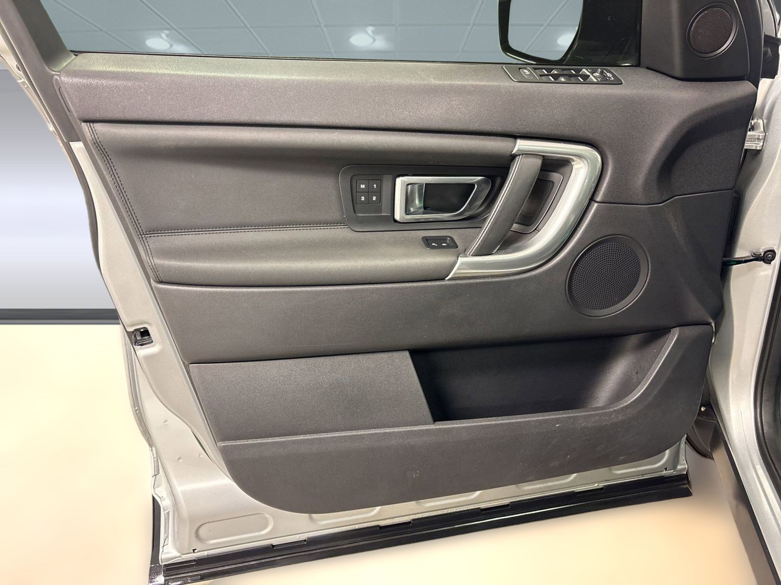 Used 2018 Land Rover Discovery Sport HSE image 12