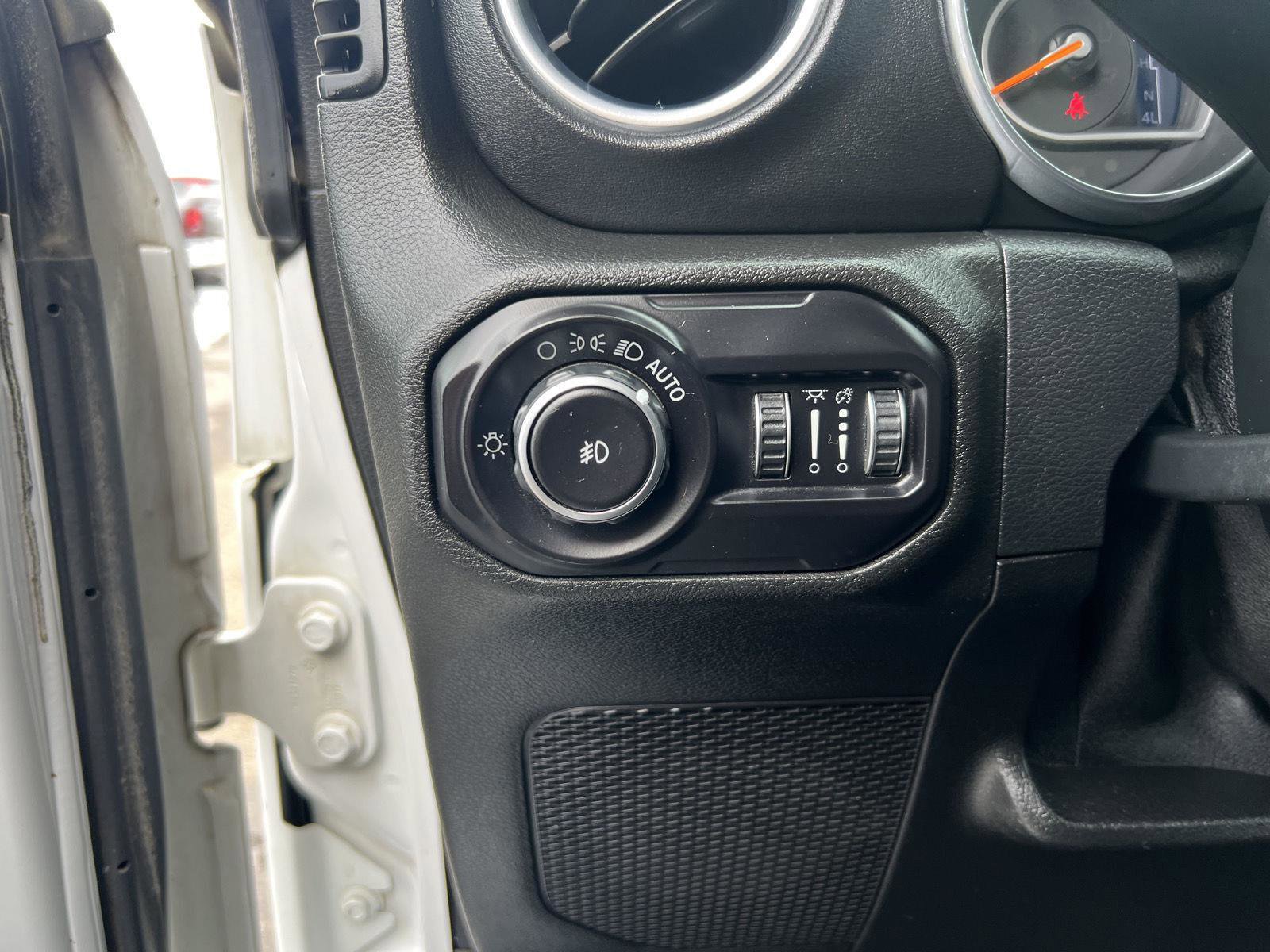 Used 2018 Jeep Wrangler Unlimited Sahara image 12