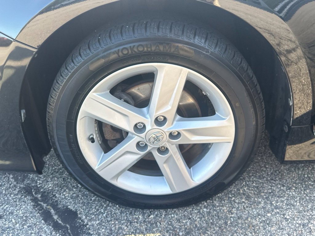 Used 2014 Toyota Camry SE w/ Moonroof Package FWD image 33