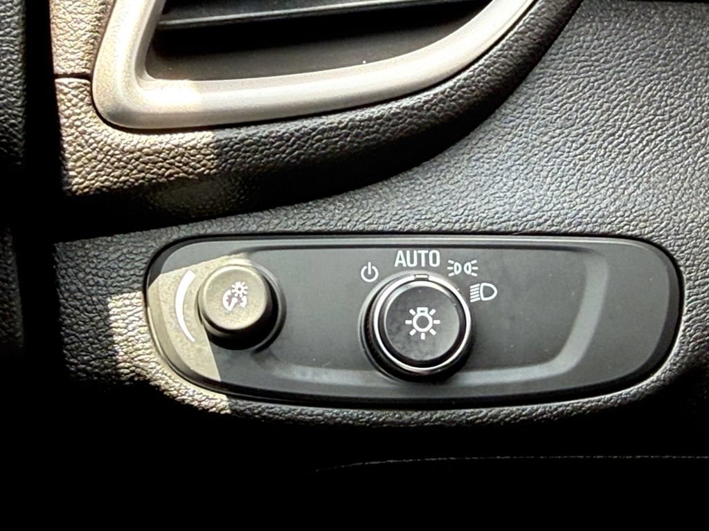 Used 2020 Chevrolet Trax LT w/ Driver Confidence Package FWD image 19