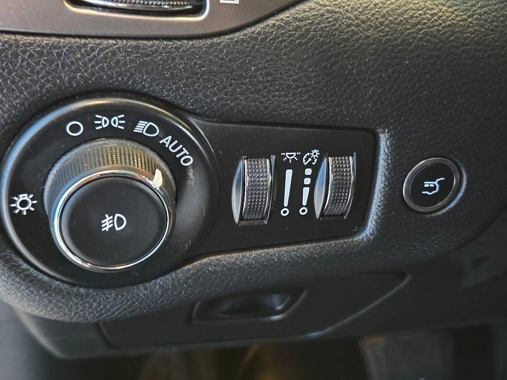 Used 2019 Jeep Cherokee Latitude Plus w/ Comfort/Convenience Group image 33