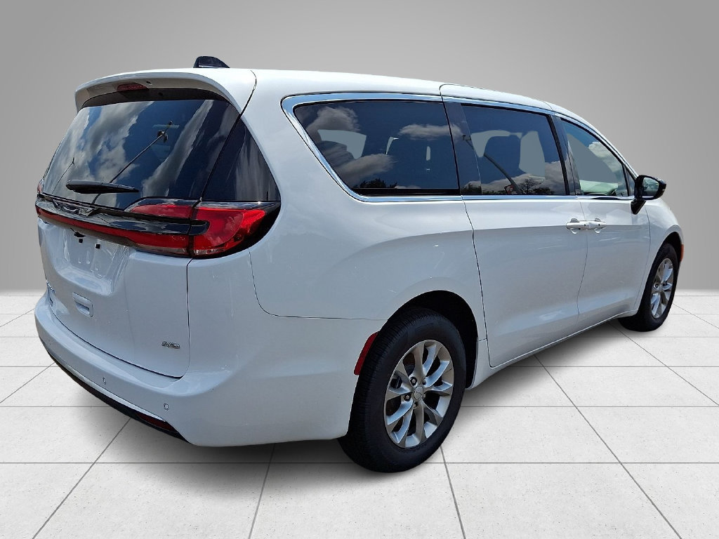 New 2027 Chrysler Pacifica Select AWD/4WD image 4