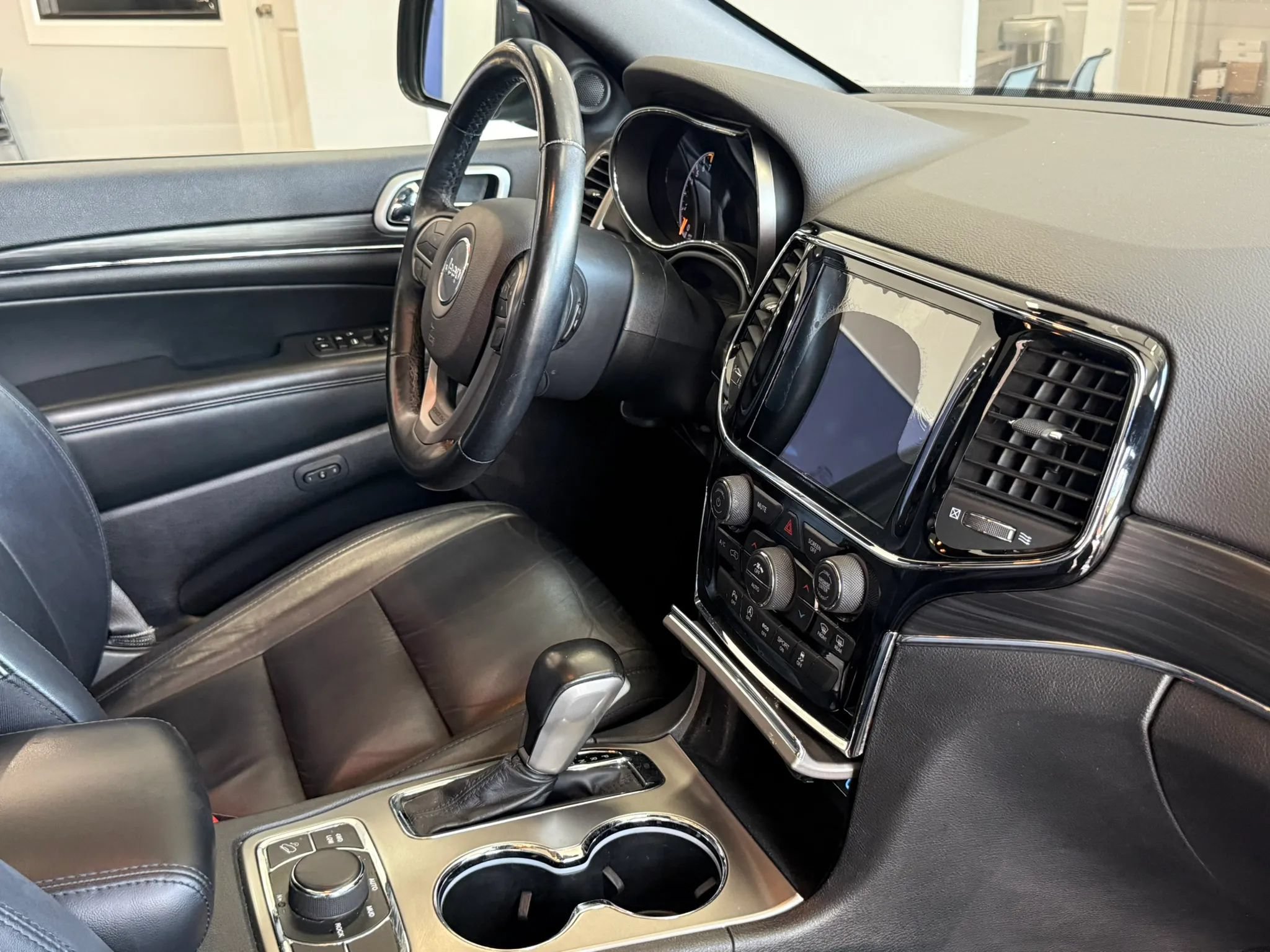 Used 2020 Jeep Grand Cherokee Limited AWD/4WD image 25