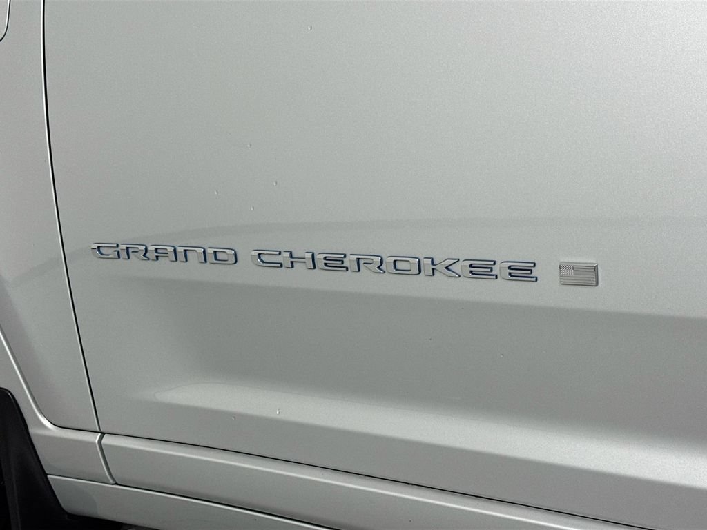 Used 2023 Jeep Grand Cherokee Overland w/ Advanced Protech Group III AWD/4WD image 10
