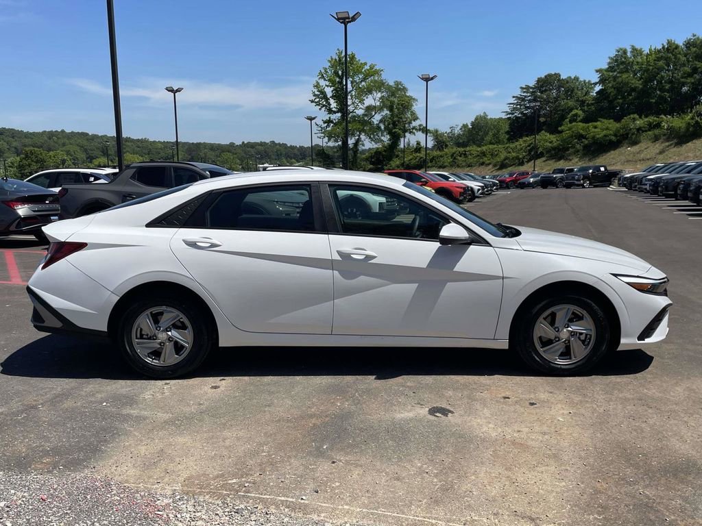Certified 2026 Hyundai Elantra SE FWD image 2