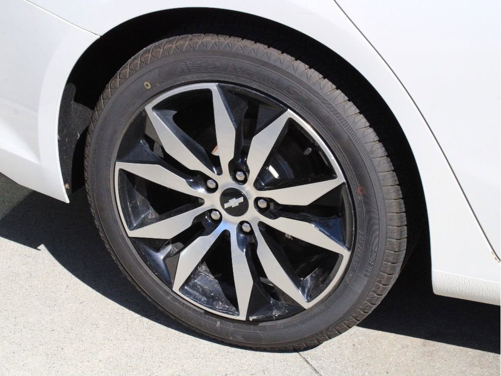 Used 2017 Chevrolet Malibu LT w/ Leather Package FWD image 7