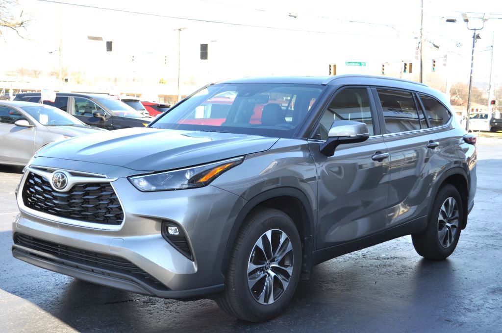 Used 2025 Toyota Highlander XLE image 2