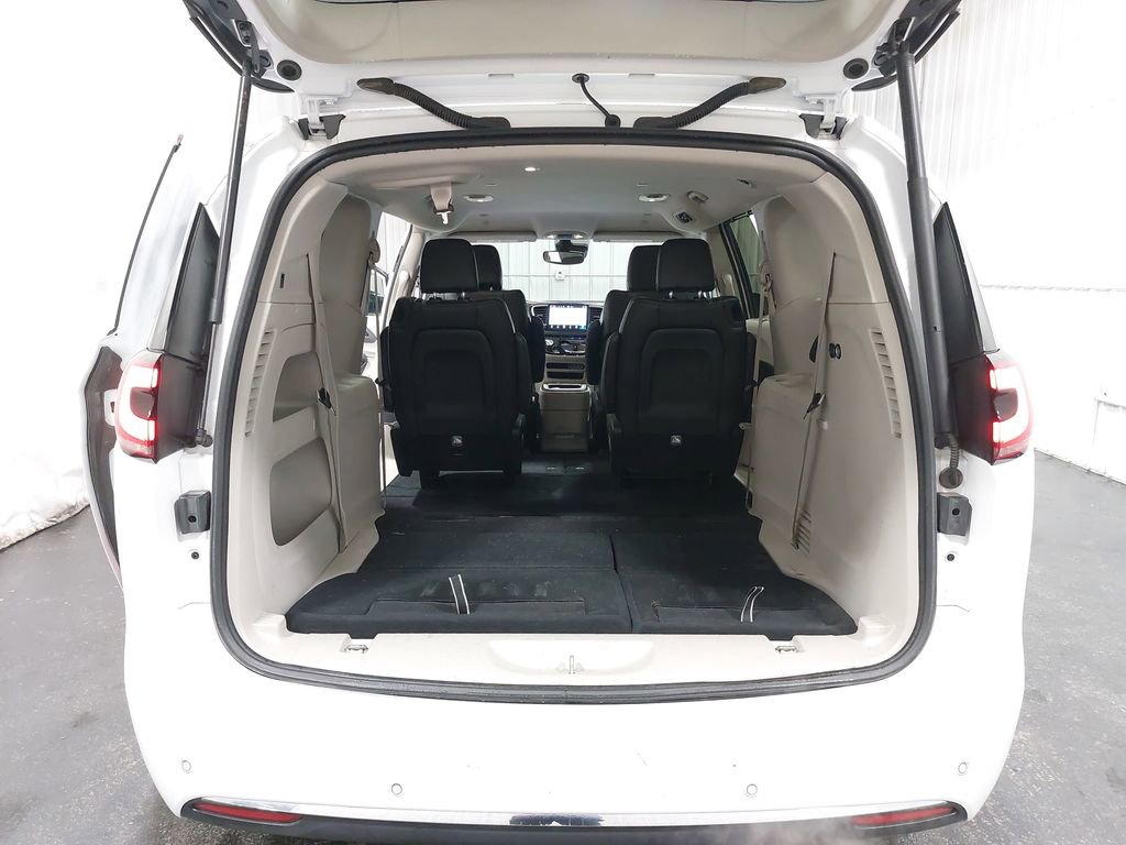 Used 2024 Chrysler Pacifica Touring-L image 16