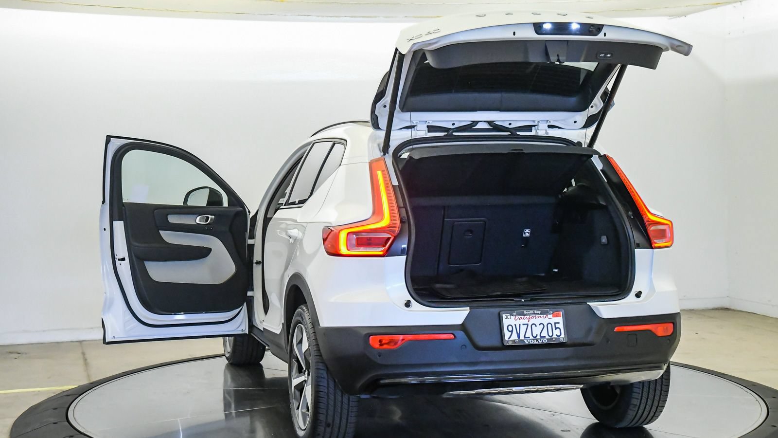 Certified 2026 Volvo XC40 B5 Plus w/ Protection Package Premier AWD/4WD image 25