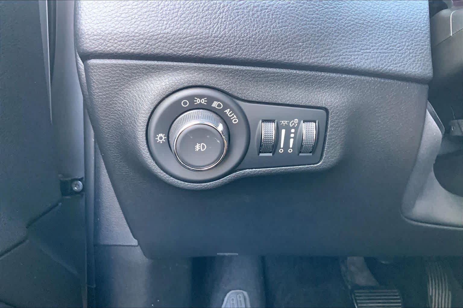 Used 2018 Jeep Compass Latitude w/ Popular Equipment Group FWD image 36