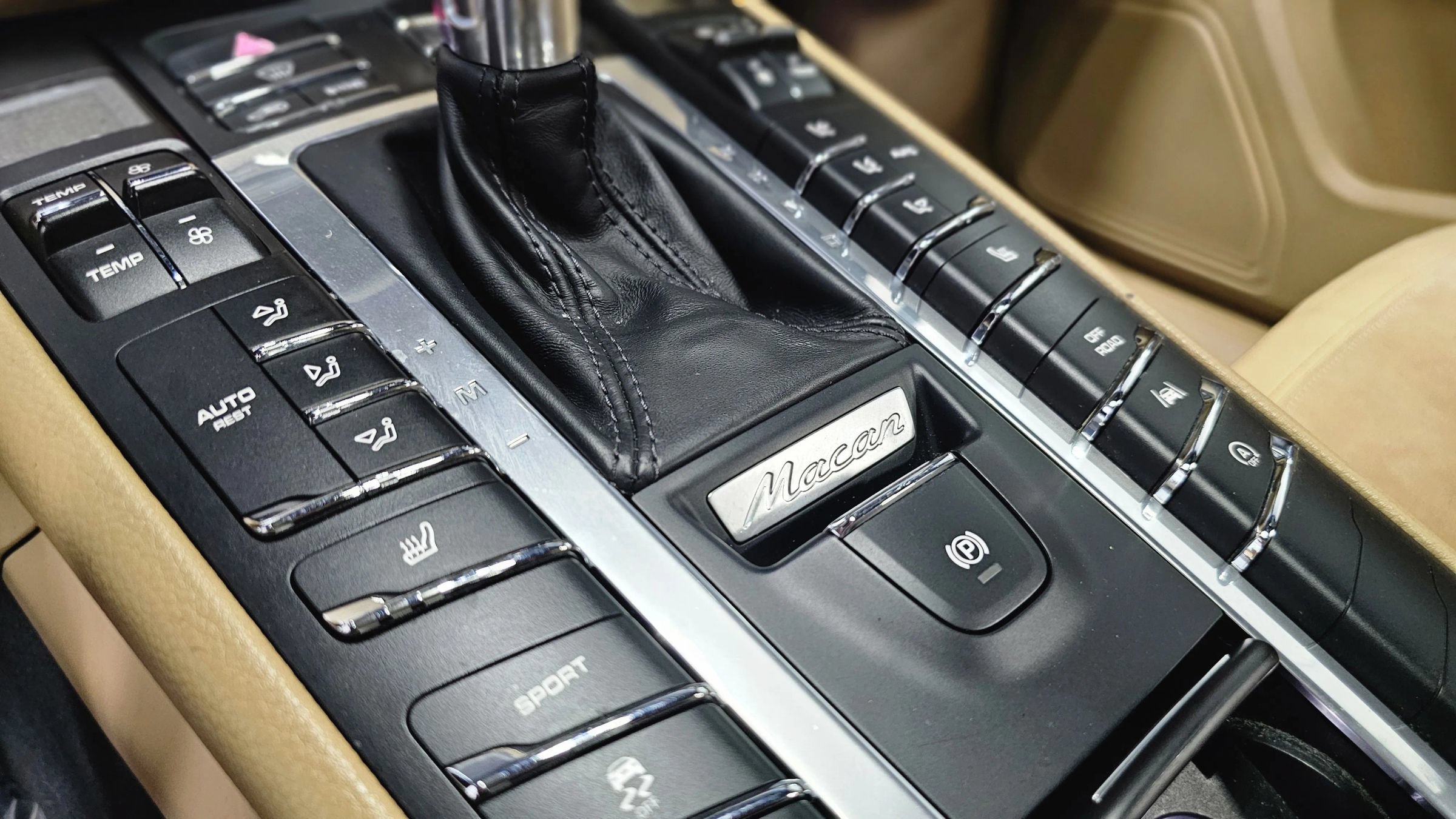 Used 2018 Porsche Macan Sport Edition AWD/4WD image 40