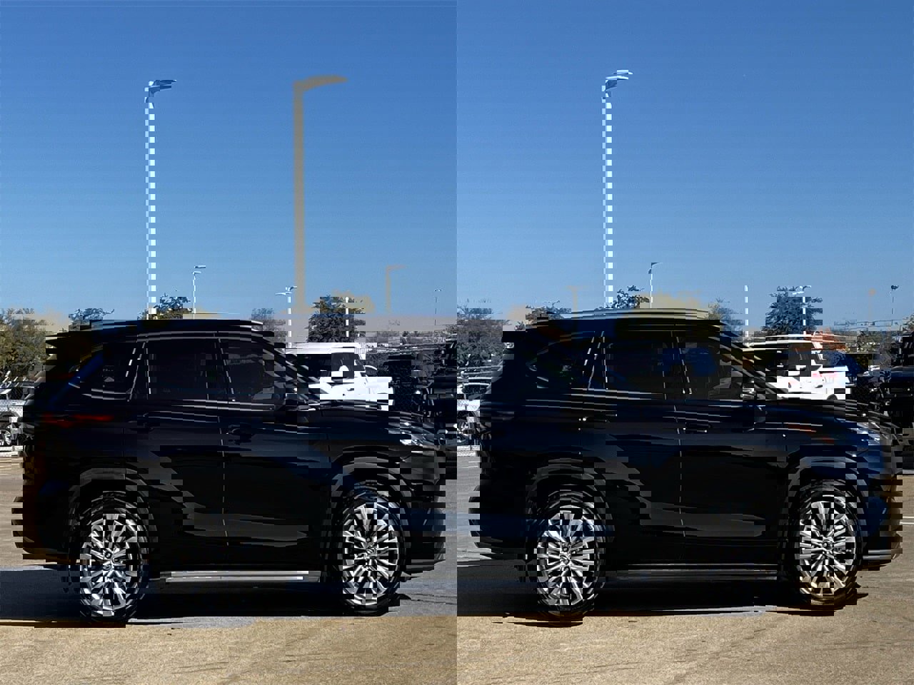 Used 2024 Toyota Highlander Platinum image 3