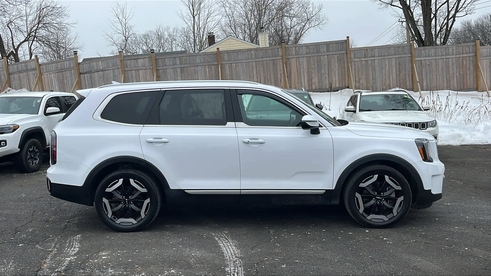 Used 2023 Kia Telluride EX image 7
