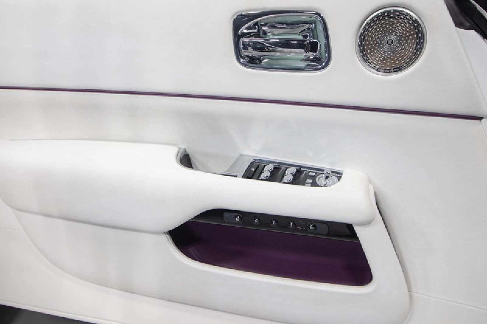 Used 2017 Rolls-Royce Dawn image 39