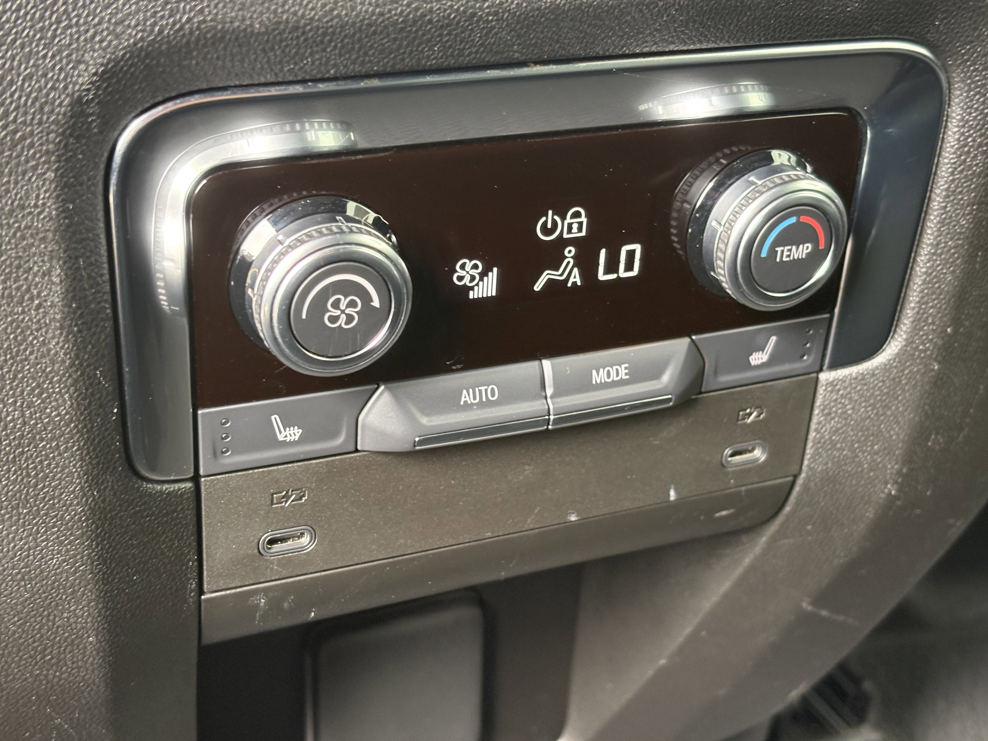 Used 2025 GMC Yukon XL Denali AWD/4WD image 14