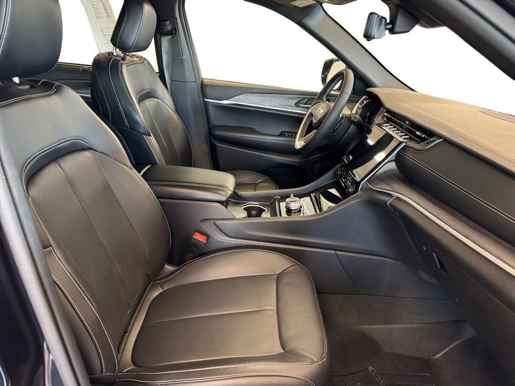 Used 2024 Jeep Grand Cherokee Limited w/ Luxury Tech Group II image 17