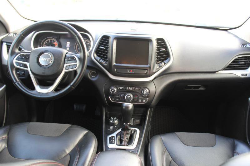 Used 2017 Jeep Cherokee Trailhawk AWD/4WD image 16