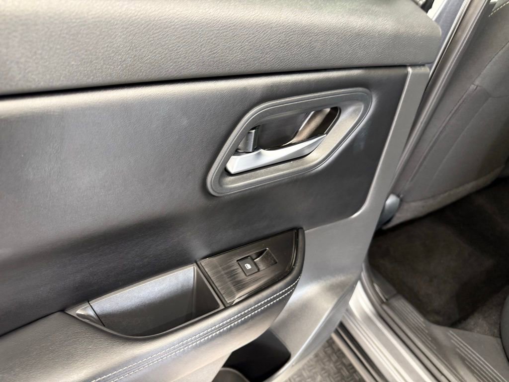 Used 2025 Nissan Rogue SV image 19