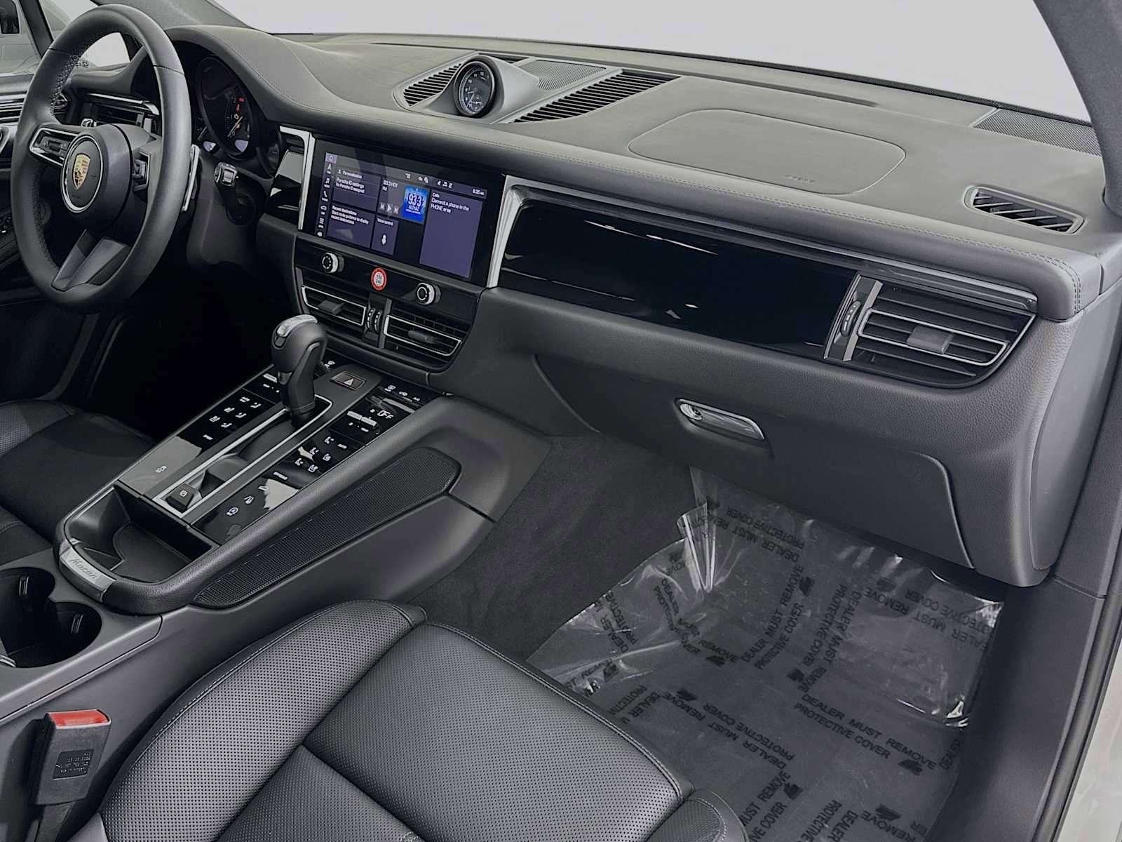 Certified 2025 Porsche Macan AWD/4WD image 30