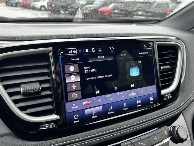 Used 2023 Chrysler Pacifica Touring-L w/ S Appearance Package image 19