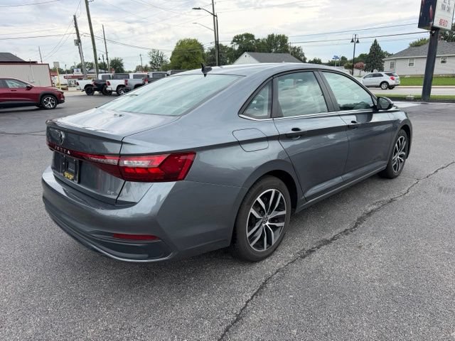 Used 2025 Volkswagen Jetta SE FWD image 4