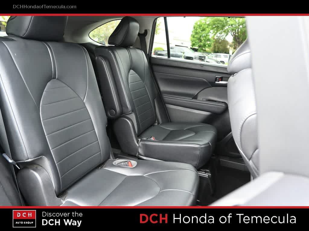 Used 2021 Toyota Highlander XLE FWD image 21