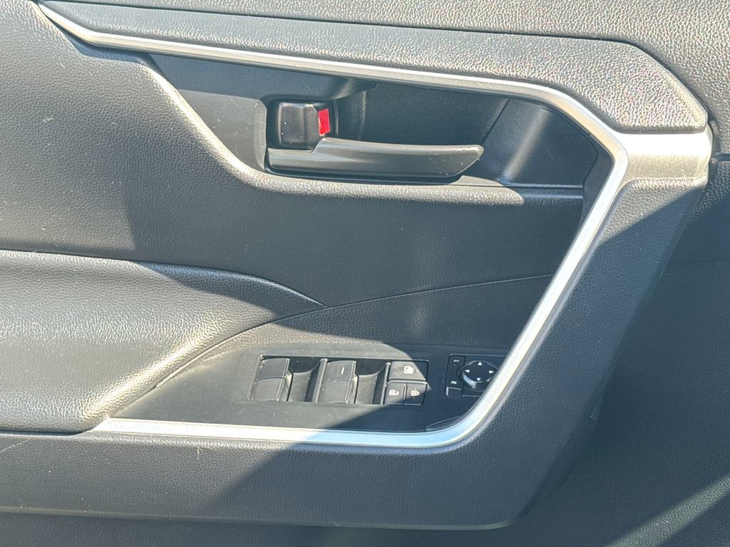 Used 2025 Toyota RAV4 LE AWD/4WD image 34