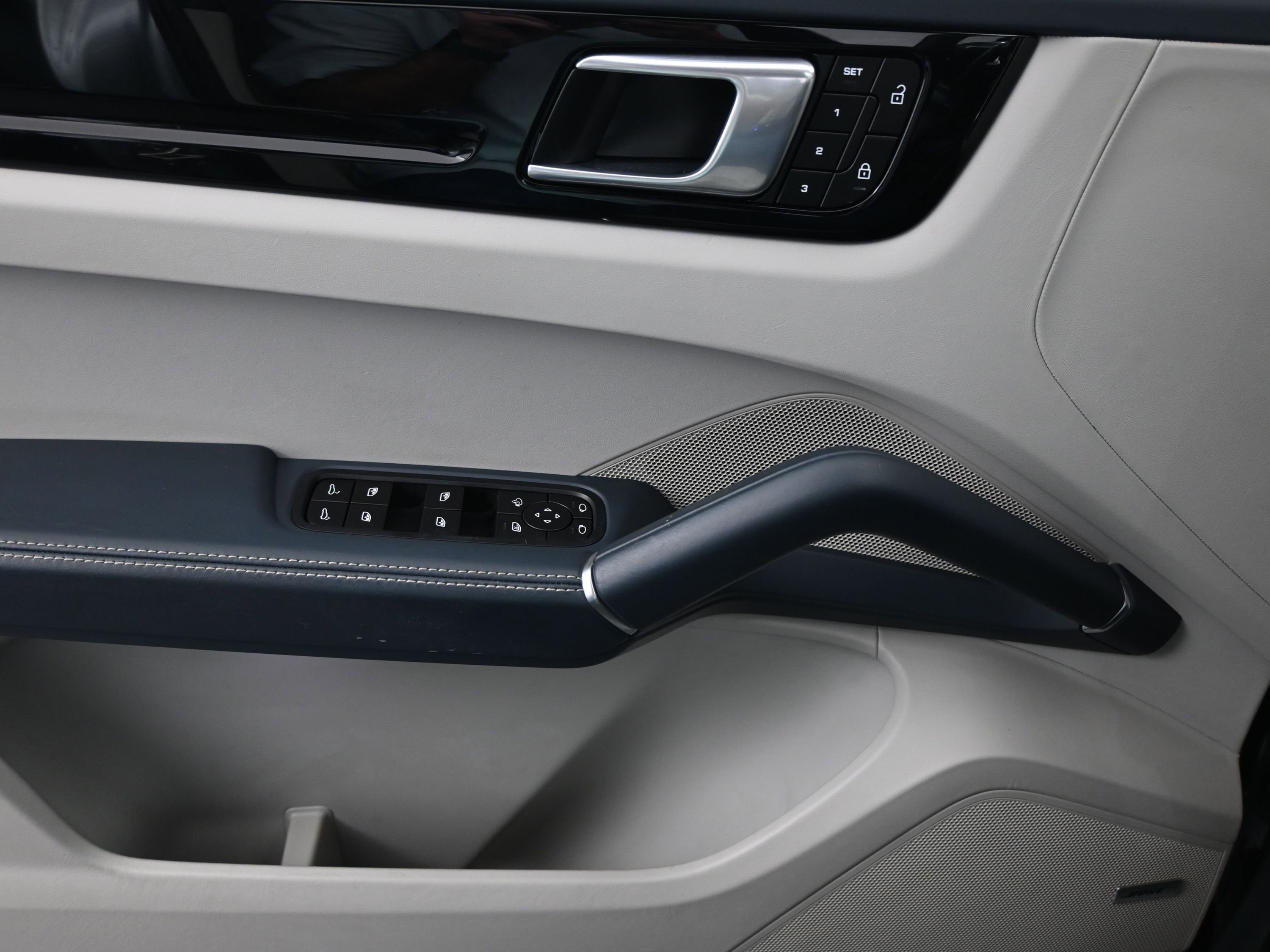 Certified 2022 Porsche Cayenne S image 12