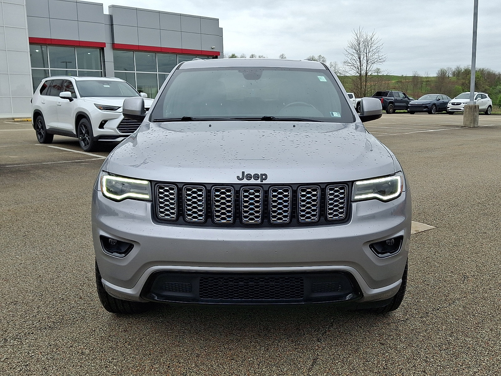 Used 2020 Jeep Grand Cherokee Altitude AWD/4WD image 2