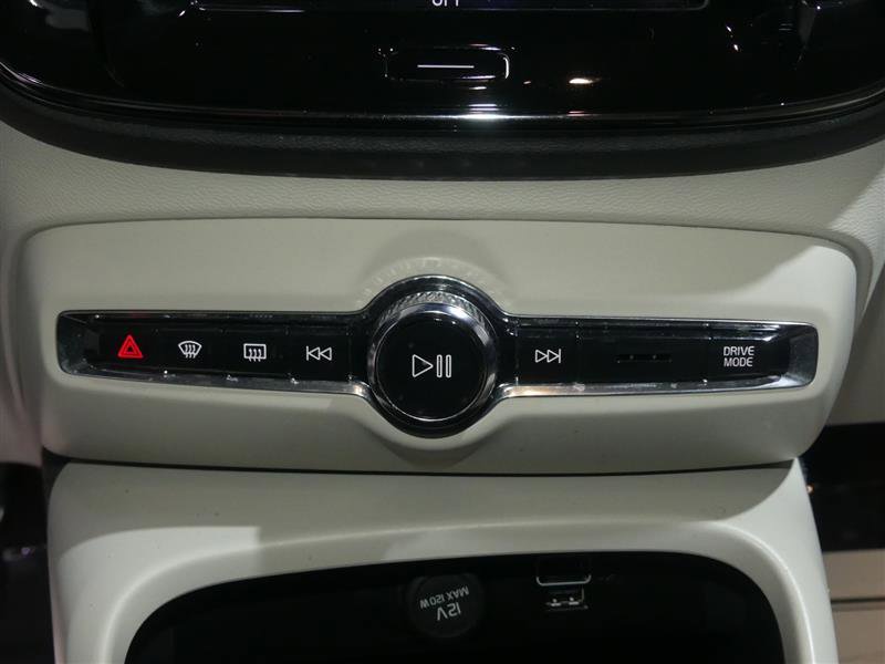 Used 2022 Volvo XC40 T5 Momentum image 38