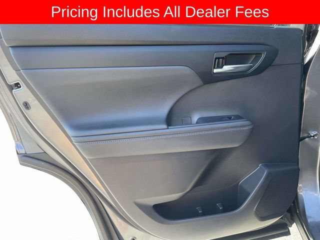 Used 2022 Toyota Highlander XLE AWD/4WD image 16
