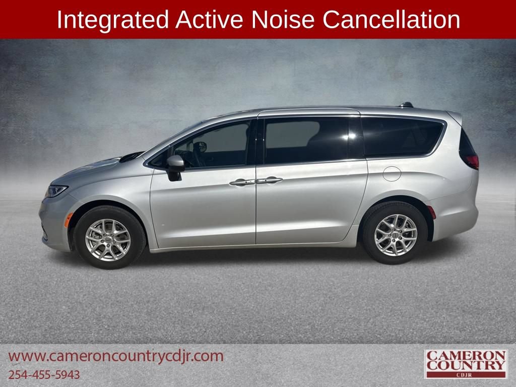 Used 2023 Chrysler Pacifica Touring-L FWD image 2