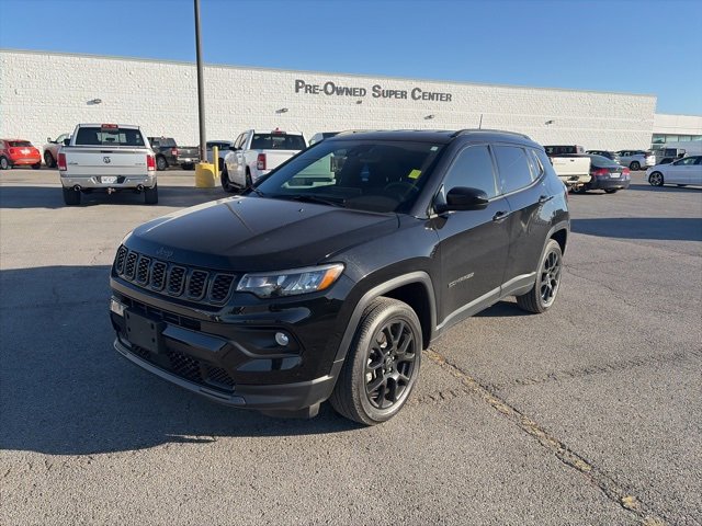 Used 2025 Jeep Compass Latitude w/ Altitude Special Edition image 2