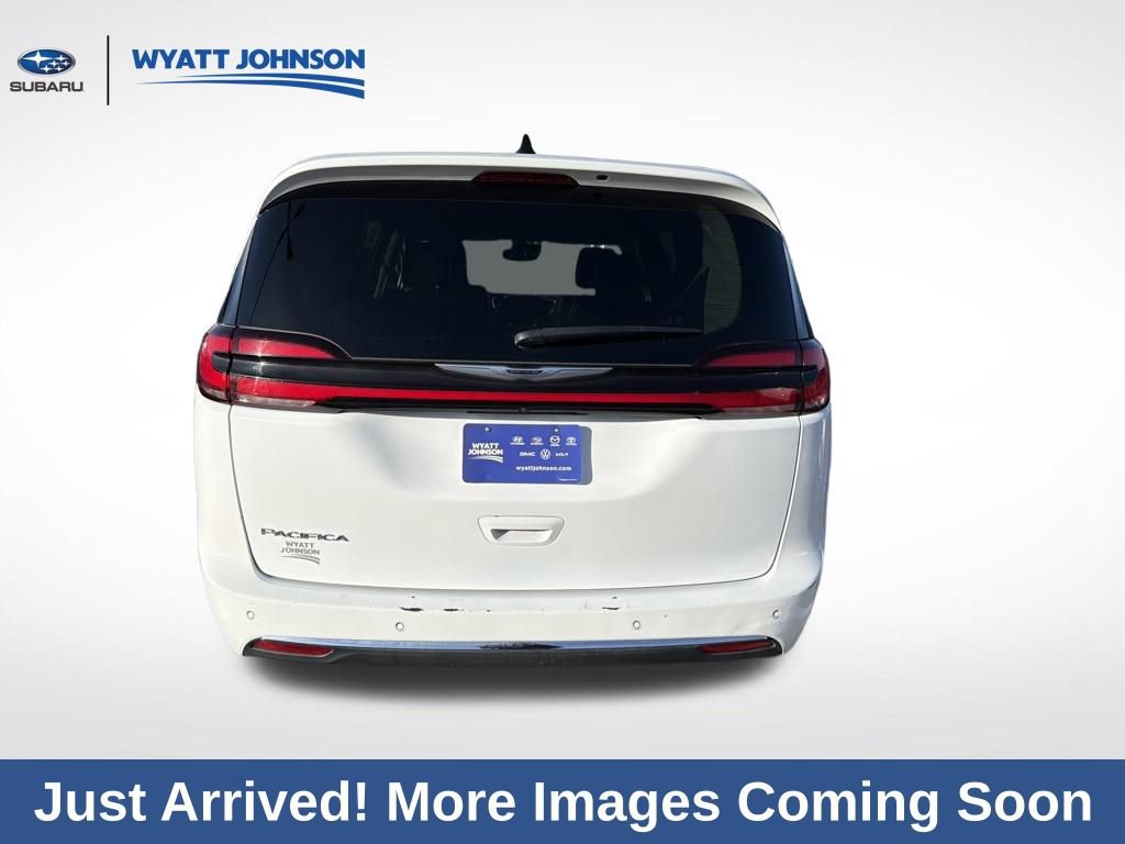 Used 2024 Chrysler Pacifica Touring-L image 8