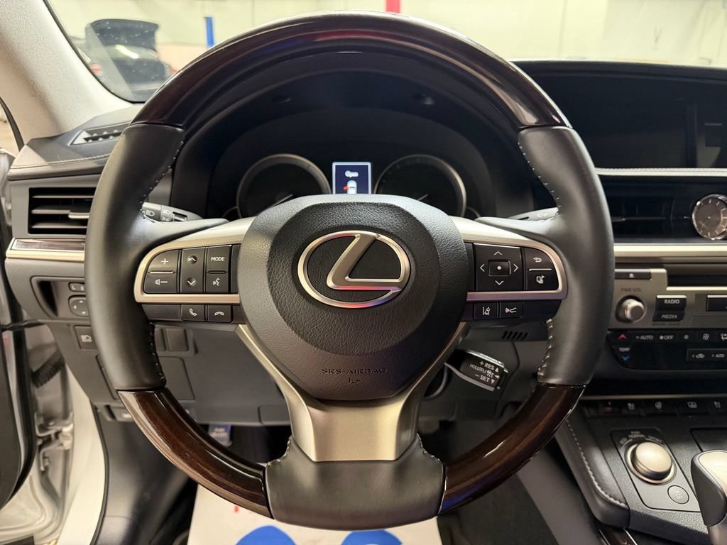 Used 2016 Lexus ES 350 w/ Luxury Package w/Wood Trim FWD image 19