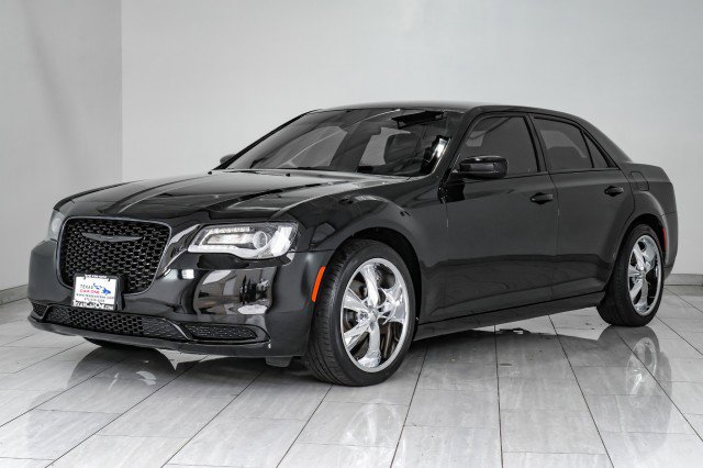 Used 2022 Chrysler 300 Touring w/ Sport Appearance Package image 4