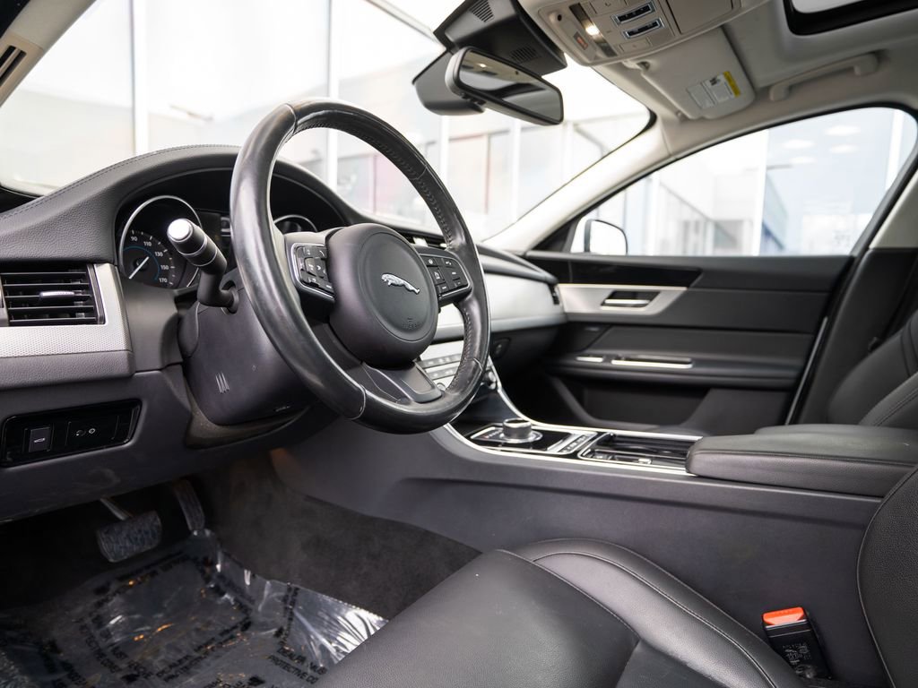 Used 2017 Jaguar XF Premium image 4