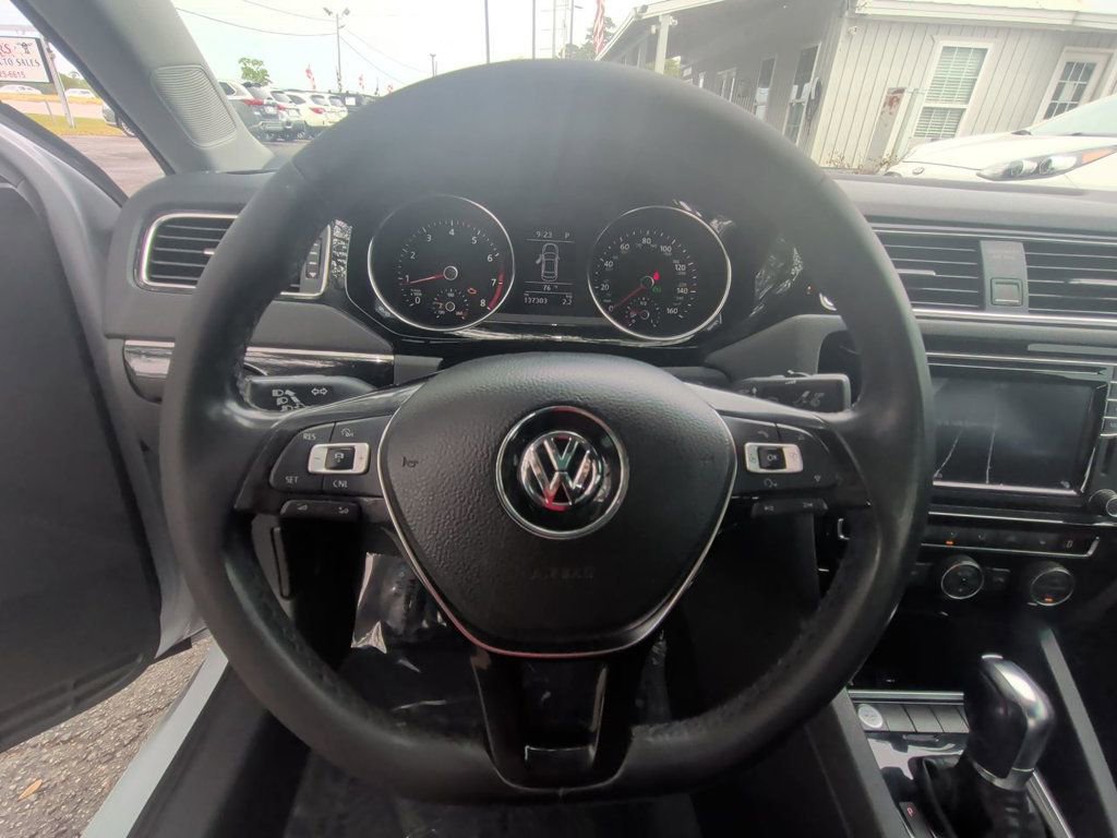 Used 2017 Volkswagen Jetta SEL FWD image 15