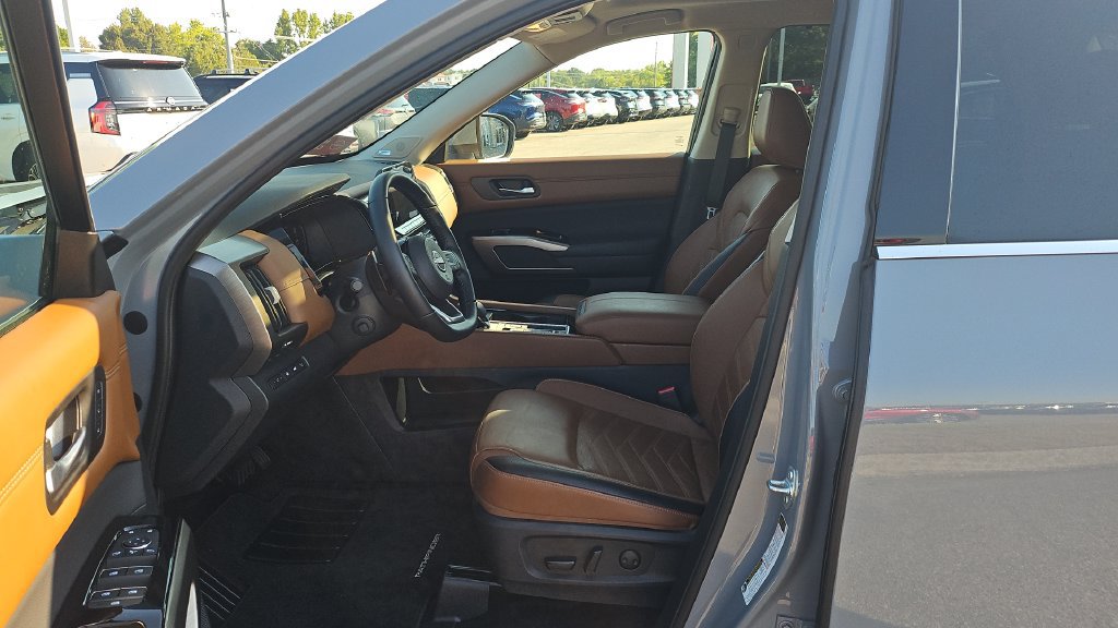 Certified 2025 Nissan Pathfinder Platinum w/ Cargo Package FWD image 4