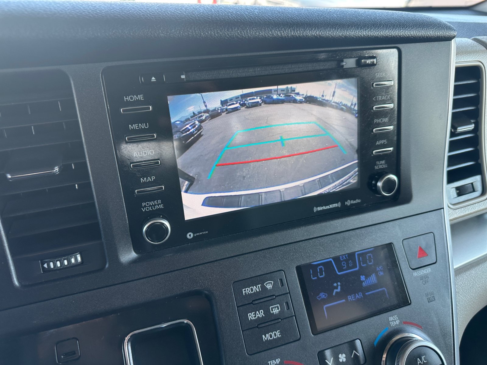 Used 2020 Toyota Sienna LE w/ Carpet Mat Package FWD image 22